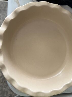 Emile Henry Scalloped Ceramic Pie Dish - Clay color 9” / 1.4 qt
